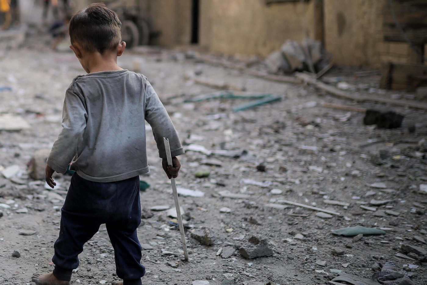 Bambino cammina a Gaza distrutta.